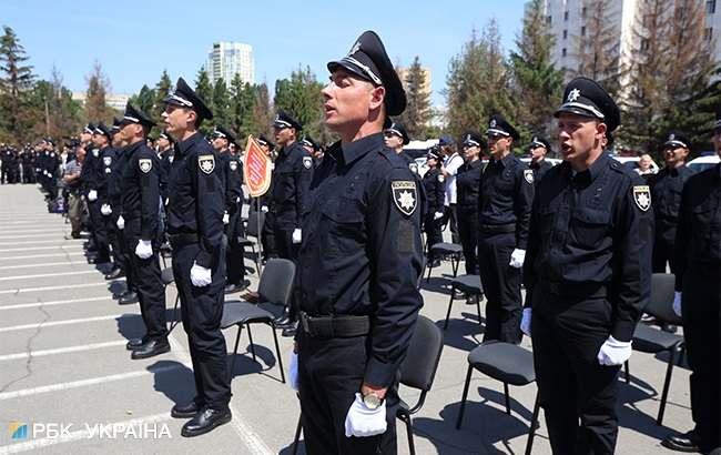 &quot;Сталева дисципліна&quot;: фоторепортаж із першого випуску Академії патрульної поліції в Києві